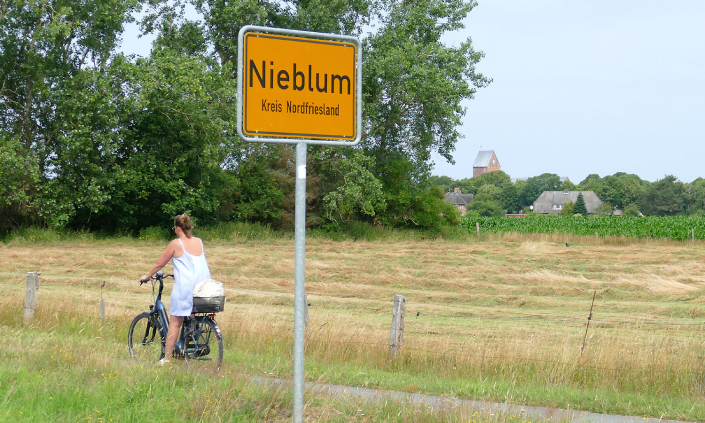 Hotel-Friesenhof-Nieblum-Foehr Radfahren Ortsschild Fahrrad