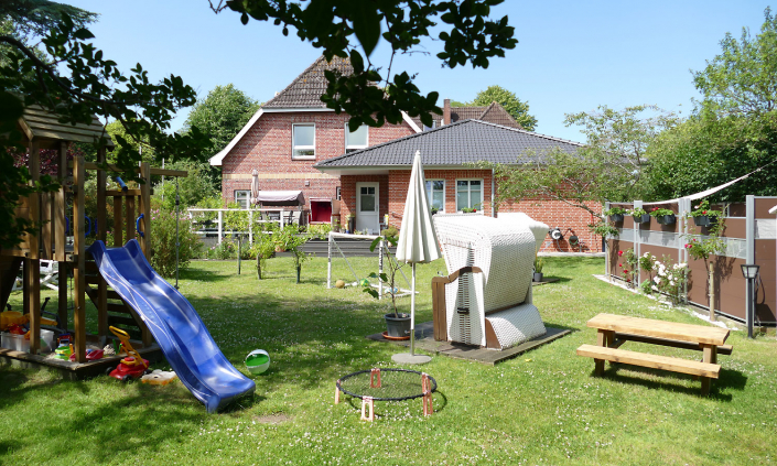 Hotel-Friesenhof Nieblum Insel Foehr Hartenanlage Garten Spielplatz