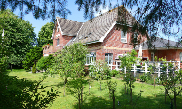 Hotel-Friesenhof Nieblum Insel Foehr Hotelansocht Garten