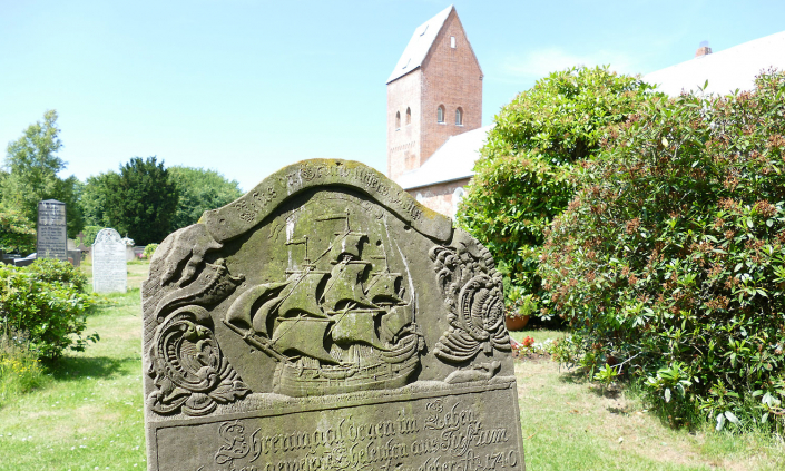 Hotel-Friesenhof Nieblum Insel Foehr Suederende Kirche St.Laurentii Friedhof Grabstein